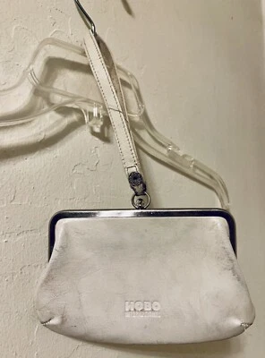 Muñequera Hobo International pequeña de cuero blanco para monedas Foto 1 de 3