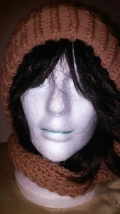 Beanie Wollmütze Damen Farbe braun mit angenähtem Schal. Warm und dennoch leicht - Bild 1 von 3