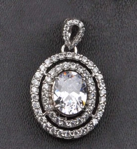 Colgante solitario solitario con detalles en plata de ley 925 con forma ovalada de 1,90 quilates D/VVS1 - Imagen 1 de 4