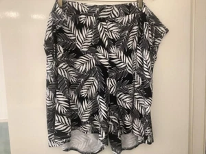 Ladies black and white shorts size 30 - Picture 1 of 1