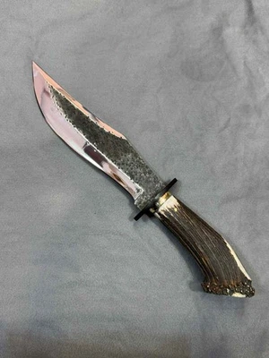 Cuchillo de caza grande hecho a mano personalizado de acero al carbono, bowie con cuerno de ciervo y funda Foto 1 de 4