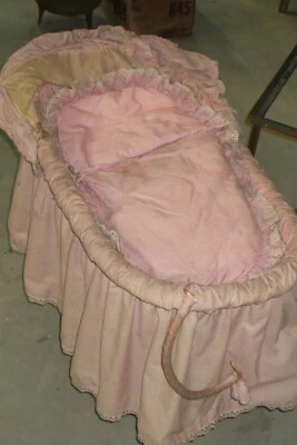 Ancien landau couffin pour poupée en rotin osier Vintage Années 60 - Photo 1/4