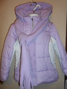 Chaqueta de invierno desmontable con capucha para niñas Rothschild y bufanda lila hielo 5/6 nuevas con etiquetas - Imagen 1 de 3