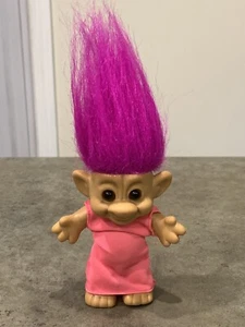 Bambola vintage Forest Troll 4" con capelli rosa vestita - Foto 1 di 3