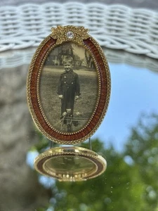 Antico vintage? Piccola cornice ovale tono oro con pietra 2,5”X1,75” con foto - Foto 1 di 9
