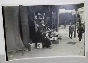 Foto antica del 1900: negozio venditore ambulante negozio negozio negozio di fumo 12,5" x 8-3/8" - Foto 1 di 7