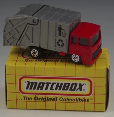 MATCHBOX REFUSE TRUCK MB36 SUPERFAST 1/64 SCALE NIB - Image 1 of 4