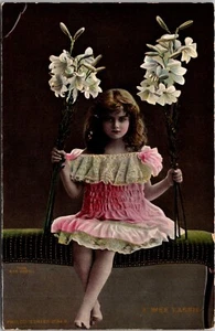 Vintage Postkarte hübsches Mädchen weiße Lilien Studio RPPC Philco Pub. Co - Bild 1 von 2