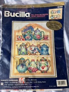 BUCILLA #42450 - "TEEKANNE SCHRANK" VOLLFARBIG VORGEDRUCKT CREWEL STICKEREI OOP - Bild 1 von 2