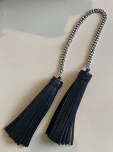 Michael Kors Leder Handtasche Schwarz Doppel Quasten Anhänger Silber Kette Neu - Bild 1 von 3