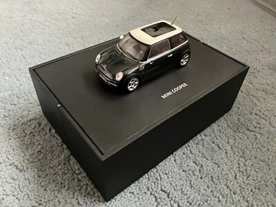 BMW Mini 1:43 dealer model - Image 1 of 4