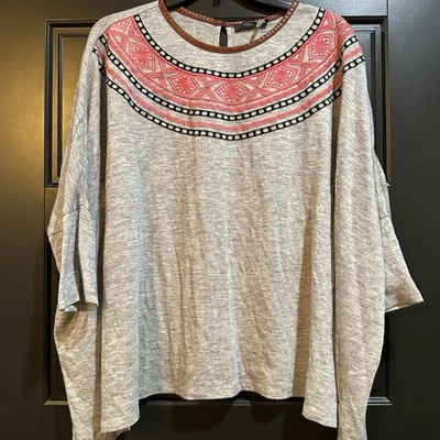 Top THML Fair Isle para mujer grande gris y rosa con ribete de cuero sintético de gran tamaño  Foto 1 de 4
