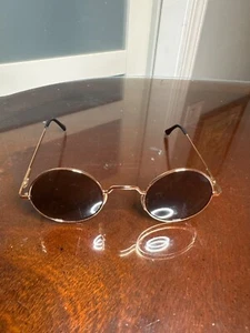 Occhiali da sole stile vintage montatura oro rotonda con lenti marrone scuro e tempia nera - Foto 1 di 5