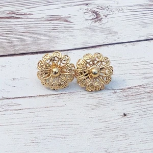 Vintage Clip On Earrings - 5/8" Pretty & Dainty Gold Tone - Picture 1 of 6