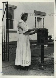 1972 Pressefoto Mrs. Gilbert Marshall mit einem antiken Briefkasten in Richmondtown - Bild 1 von 2