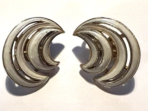 Trifari Ohrringe weiß Emaille auf Gold Clip auf Wirbel - Bild 1 von 5