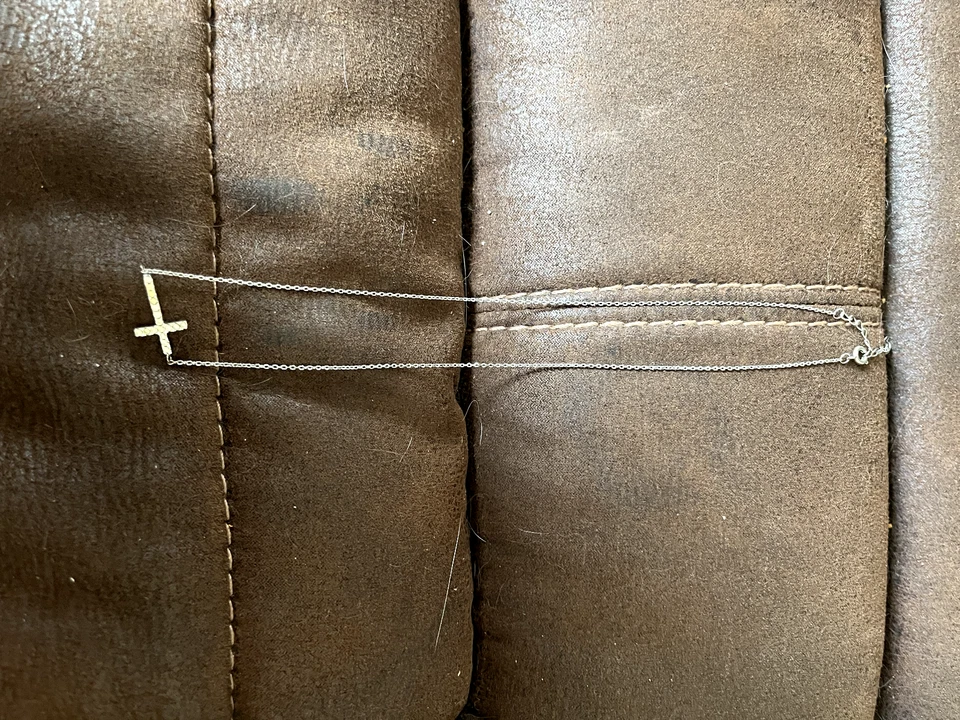 Colgante de cruz lateral con acento de diamantes con collar de cadena de 18" en plata de ley Foto 1 de 1