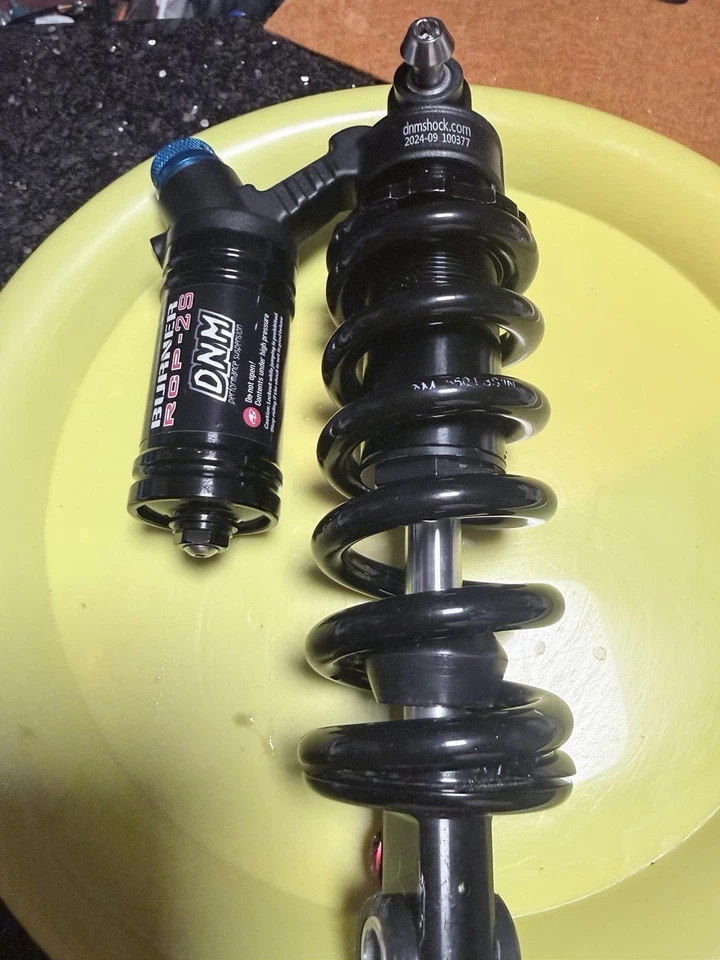 Amortiguador de bobina trasero para bicicleta de montaña DNM RCP-2S 200 mm. *****COMPRUEBA ESTE **** Foto 1 de 4