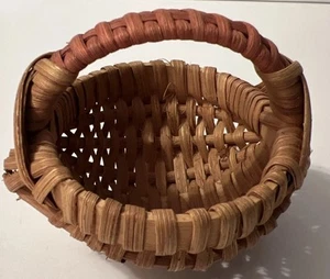 Cesta de huevos miniatura tejida a mano con mango de nalgas de roble dividido firmada - Imagen 1 de 16
