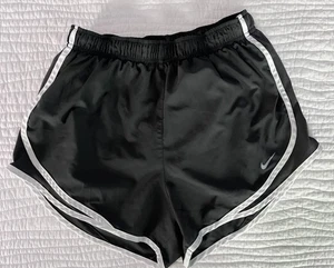 Nike Dri Fit sportliche Laufshorts dunkelgrau/weiß Damengröße Medium gefüttert - Bild 1 von 7