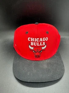 Cappello Berretto Chicago BULLS Snapback NBA ADIDAS 100% Cotone Adulto OSFM Regolabile Nuovo - Foto 1 di 3