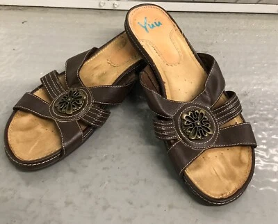 YUU Slide Sandals SIZE 11 M BROWN Ladies Medallion Leather Shoes - Изображение 1 из 4