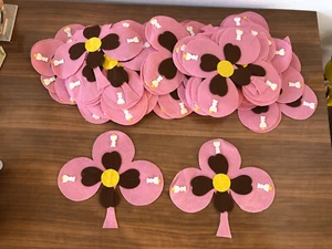 Stock Di 65 Decorazioni Trifoglio Rosa In Panno Lenci - Foto 1 di 6