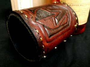 NHL LAS VEGAS RITTER HANDGESCHNITZT LOGO LEDER DRINK KOOZIE STRASS - Bild 1 von 6
