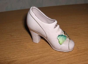 Estatuilla vintage de zapatos de bomba cerrados de porcelana rosa uvas y hojas - Imagen 1 de 1