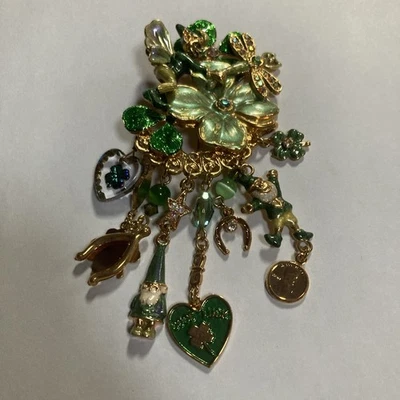 Broche KIRKS FOLLY Trébol Mágico Elfo Esmalte Verde 8 Dijes Cuelga Raro Foto 1 de 4