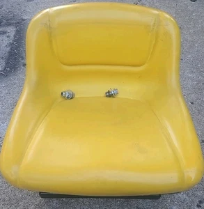 Asiento amarillo trasero medio John Deere OEM AUC13381 D100 D105 D110 E100 E110 S100 L100 - Imagen 1 de 7