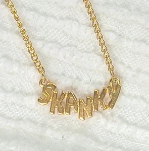 Collana Vintage VALLEY GIRL Targa "SKANKY" Anni 80 Gergo Slang Parola Metallo Oro - Foto 1 di 7