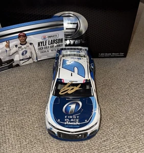 Kyle Larson signiert 2021 ELITE Chatlotte Race Win Maßstab 1:24 NASCAR Diecast COA - Bild 1 von 4