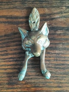 BATTIPORTA TESTA DI VOLPE IN OTTONE PESANTE CON GAMBE ANTERIORI E CODA COME PIASTRA POSTERIORE - Foto 1 di 4