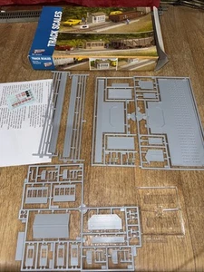 Walthers 933-3199 HO Track Scales Structure Building Kit - Picture 1 of 8