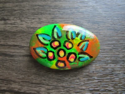 Roca pintada a mano, flor abstracta, jardín de rocas, rocas de la amistad, jardines de hadas Foto 1 de 2
