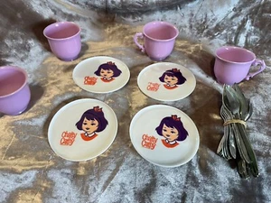 Servizio piatti da tè vintage Chatty Cathy tazze e argenteria Mattel 1962 RARO - Foto 1 di 8