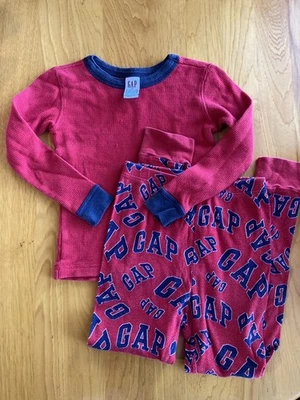 Pijama Gap DE COLECCIÓN Usado 6 Bebés Niños Niñas Conjunto Rojo Azul Marino Estampado Gráfico Foto 1 de 2