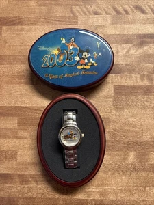 Reloj Disneyland Resort 2003 con caja de madera raro difícil de encontrar - Imagen 1 de 11