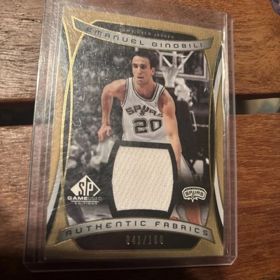 2004-05 SP Juego Usado - Telas Auténticas Manu Ginóbili Dorado/100 Foto 1 de 2