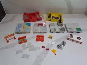 Konvolut Micro Machines Galoob Travel City ausklappbare Spielsets/ Ersatzteile - Bild 1 von 23
