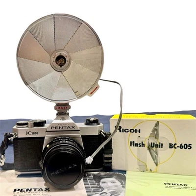 Câmera SLR Asahi Pentax K1000 + Lente 50mm + Flashes – DSLR Vintage Testada Limpa - Imagem 1 de 4