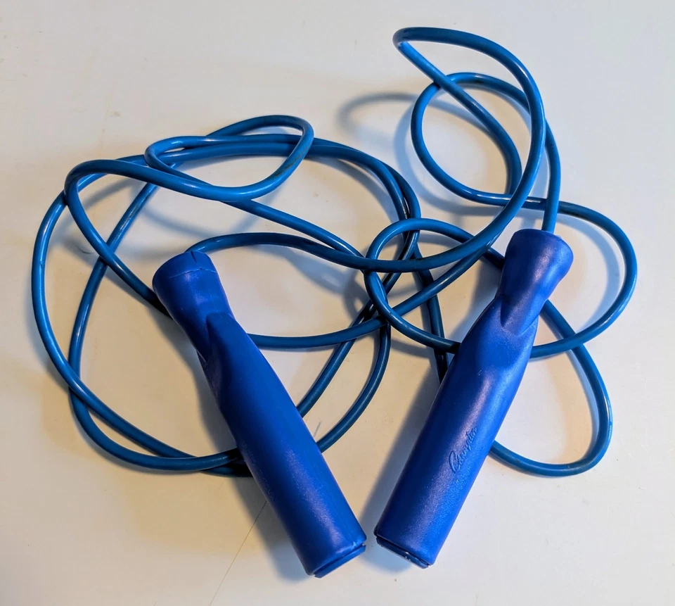 Cuerda de velocidad Champion. Plástico azul 9' con asas giratorias. Foto 1 de 2