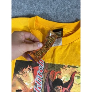 Camicia Quidditch Harry Potter VINTAGE giovane grande gialla grafica fondo di magazzino nuova con etichette - Foto 1 di 4