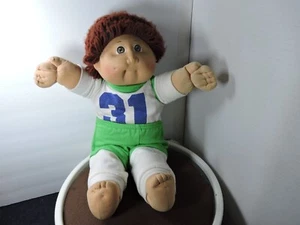 Bambola patch cavolo che indossa toppa cavolo vestiti calcio capelli corti castani 1984 - Foto 1 di 7