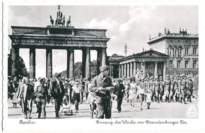 AK BERLIN Einzug der Wache am Brandenburger Tor Pariser Platz, Musikzug 30er - Picture 1 of 1