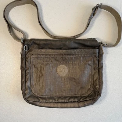 Bandolera Kipling Metálica Bronce Nylon Correa Ajustable Bolsillo Frontal Foto 1 de 4
