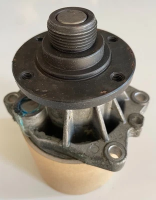 Bomba de agua del motor Hepu - P472 / 11-51-7-509-985 - para BMW 525i, 325i, M3 y más Foto 1 de 4