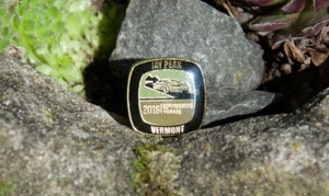 VINTAGE ENAMEL AUTOMOBILE CAR PIN / BUTTON # PORSCHE PARADE JAY PEAK VERMONT '16 - Bild 1 von 2