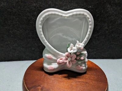 Small Ceramic Heart/Flowers/Leaves Picture/Photo Frame/Stand--White/Pink--2" Pic - Image 1 of 4